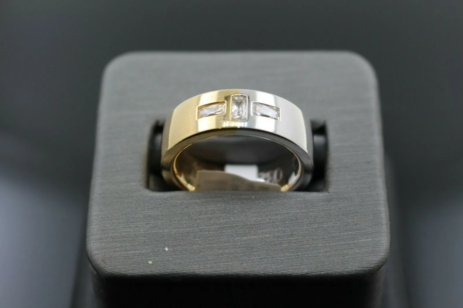 18k Solid Gold Elegant Ladies Modern Zirconia Shiny Finish Band Ring R9453m