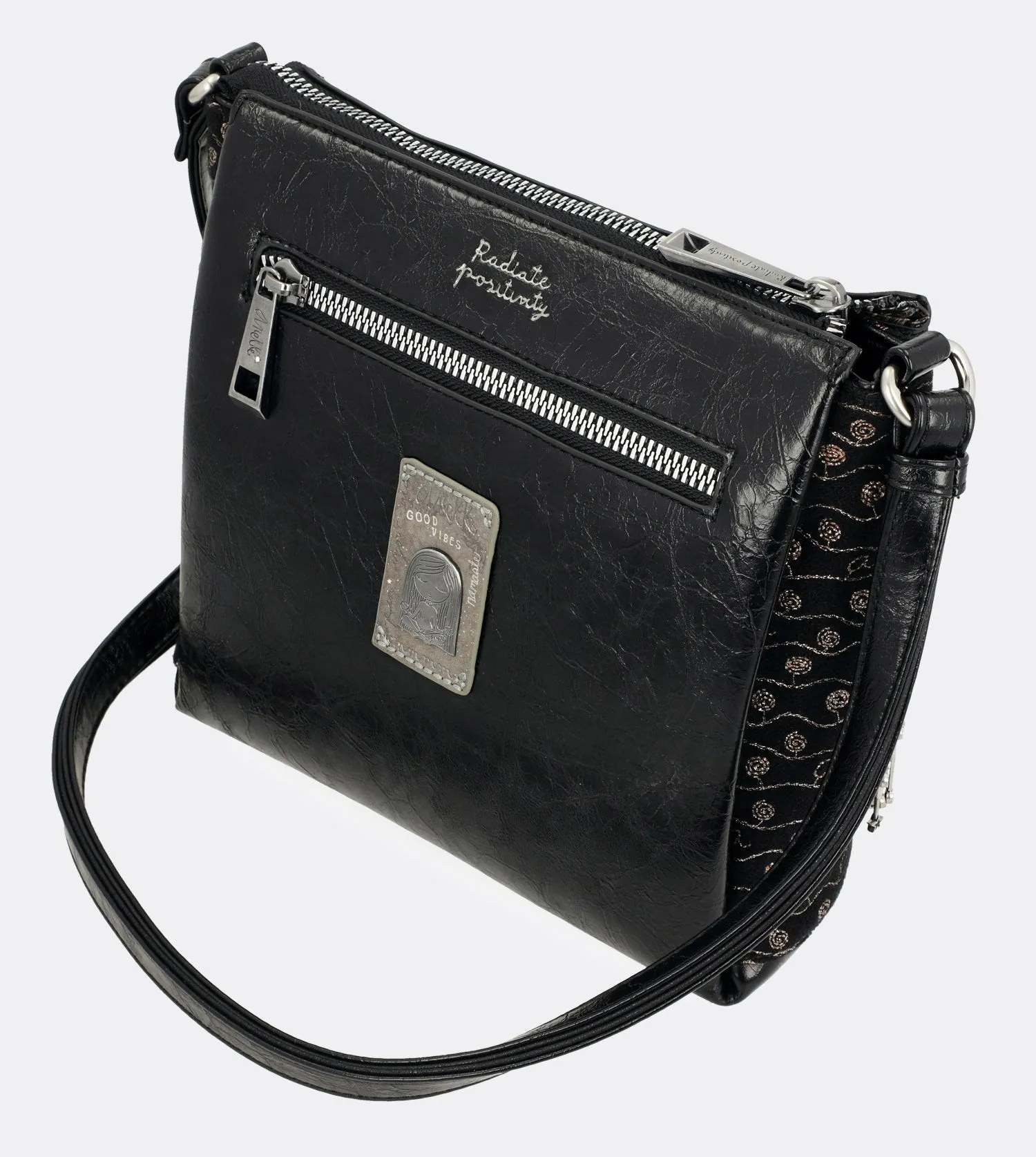 Pretty spirit crossbody bag with a chain strap